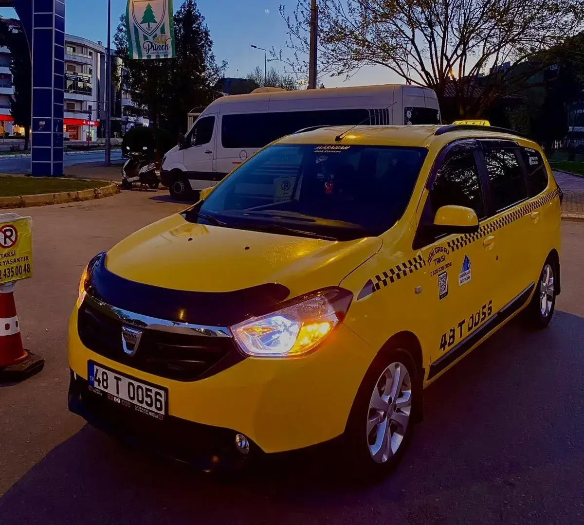 Turasay Taksi aracının önden görünümü