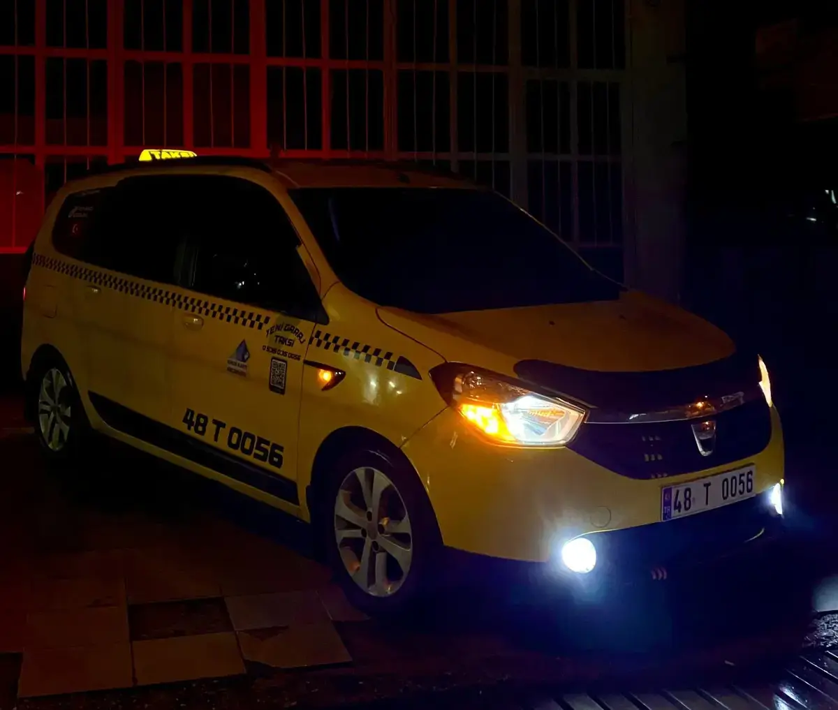 Turasay Taksi aracı gece farları açık